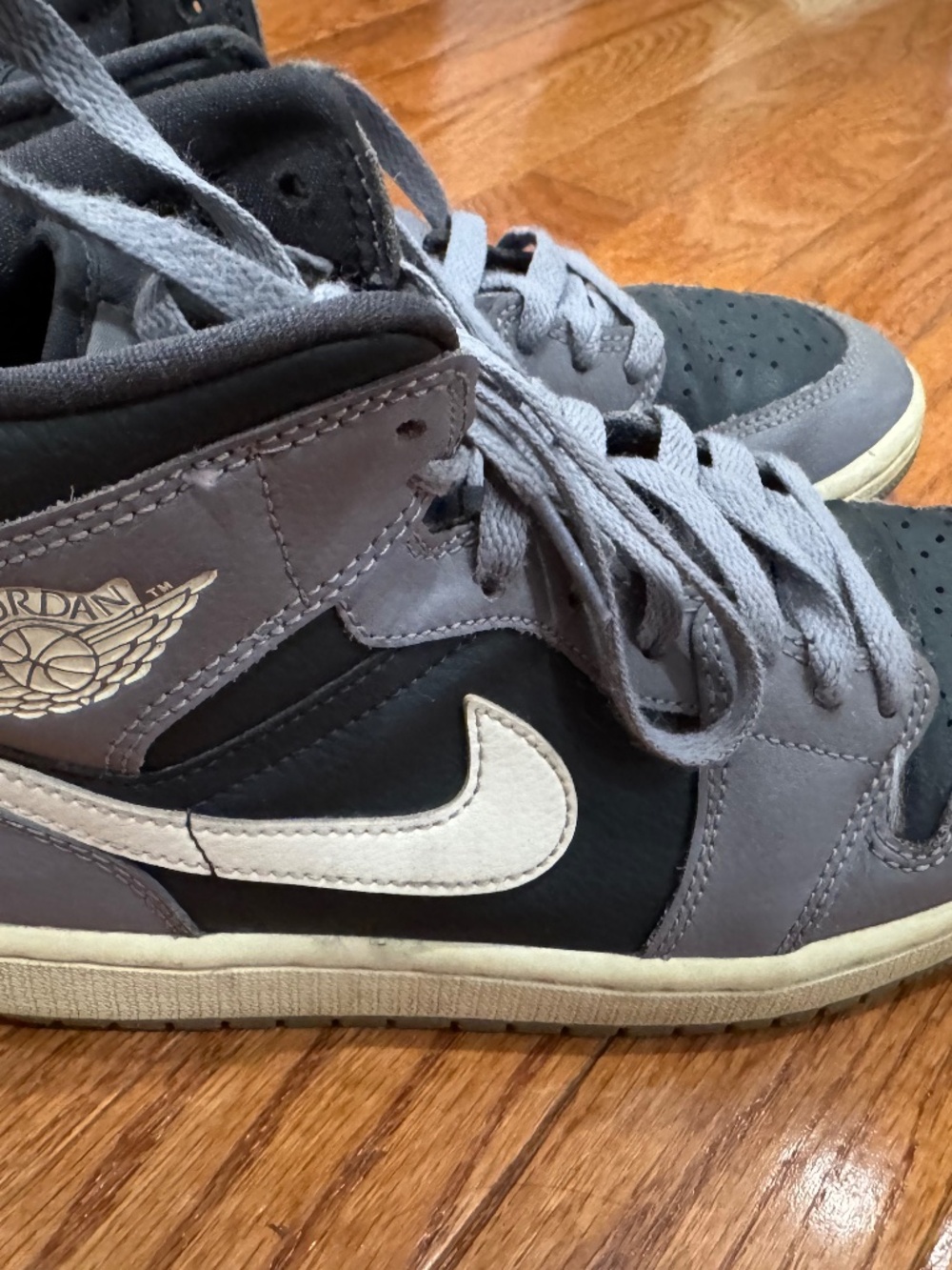 WOMEN'S NIKE AIR JORDAN 1 PURPLE SIZE 8